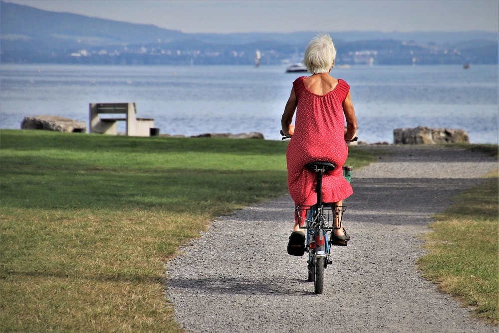 Personne agee qui fait du velo